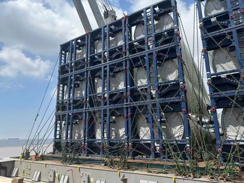 The batch of lashing materials has been just assembled onto in the Port of Qingdao.